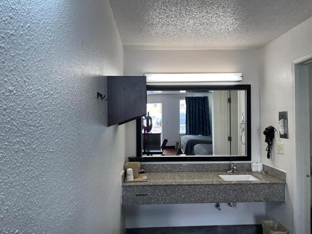 Key West Inn - Tuscumbia Экстерьер фото